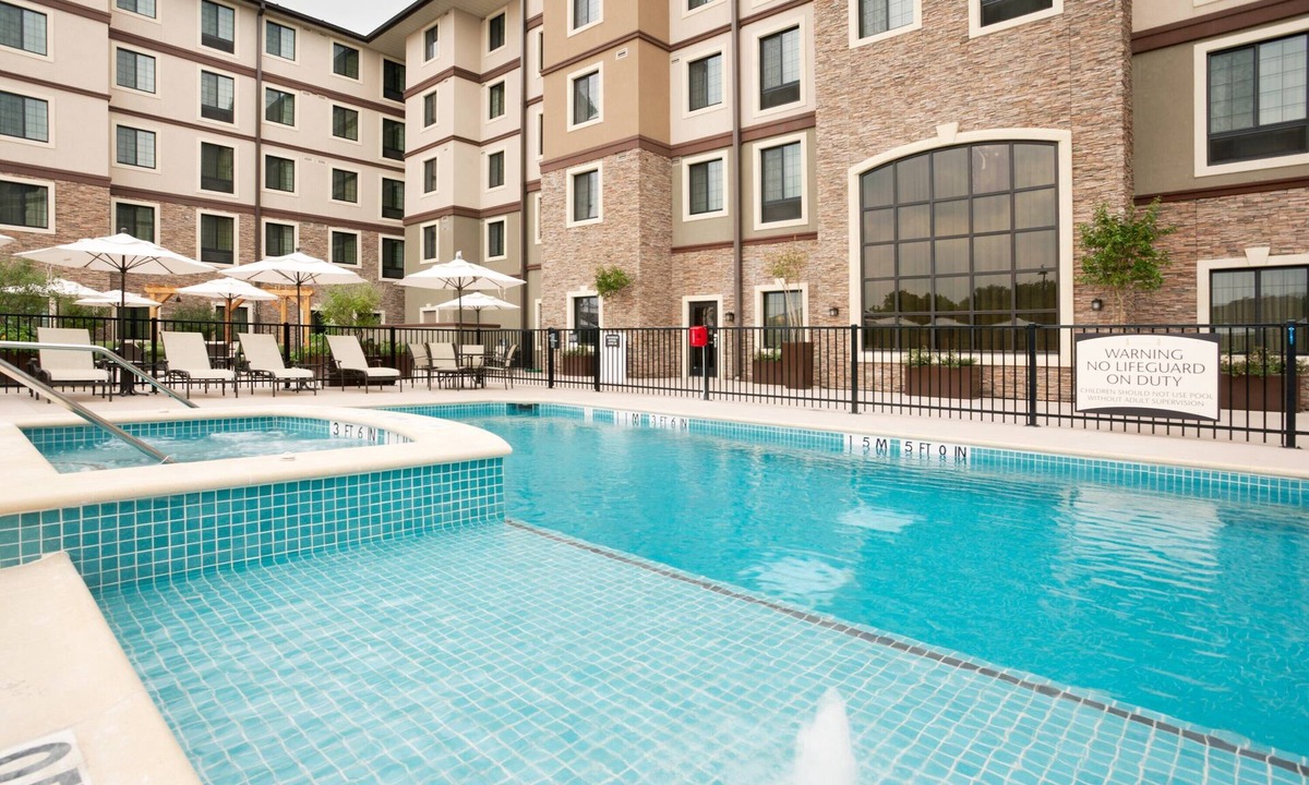 Hollywood Park Condo | Outdoor Pool and Hot Tub + Free Breakfast | Only 15 Minutes from Six Flags!