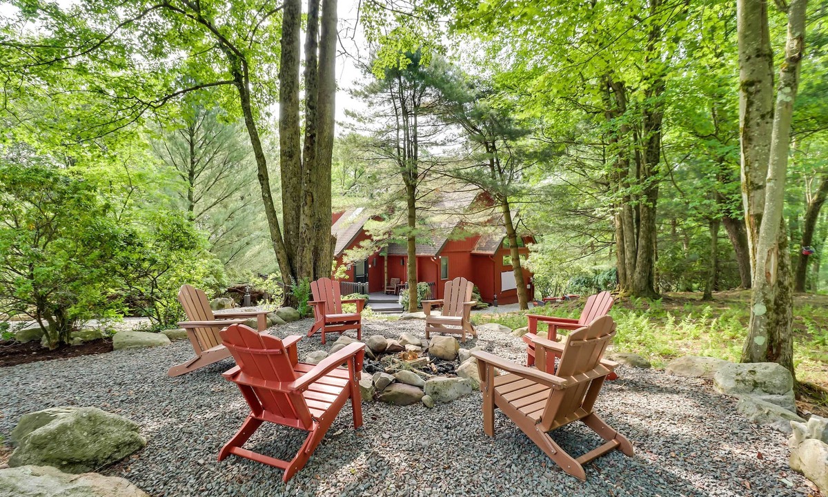 Lake Harmony Cabin | Outdoor Theater, Deck & Fire Pit: Poconos Retreat