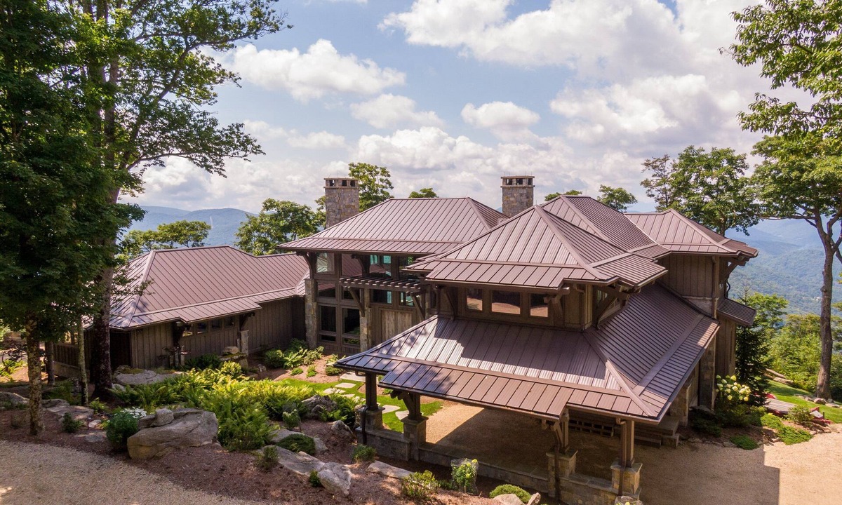 Banner Elk House | Outside Inn at The Lodges at Eagles Nest