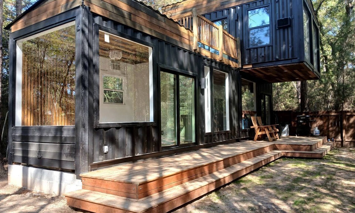 Waller Cabin | Outstanding Forest Container with Water Views and BBQ in Texas