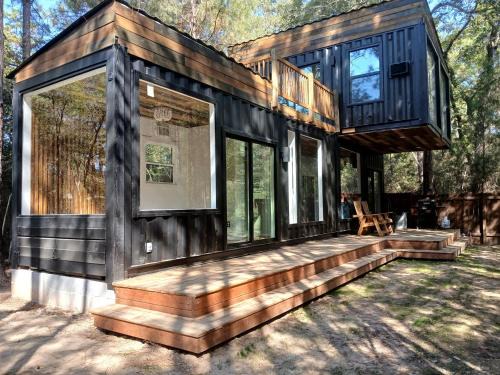 Waller House | Outstanding Forest Container with Water Views and BBQ in Texas