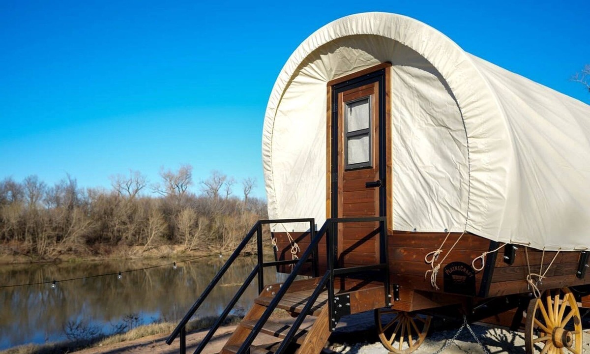 Satin House | Outstanding Secluded Riverfront Caravan in Chilton, Texas