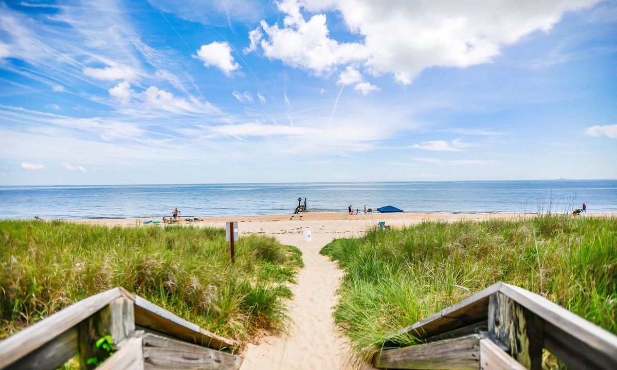 Bayview Apartment | OV Beach Oasis: The Plant House. A 4 minute walk to the beach! 30+ DAY RENTAL