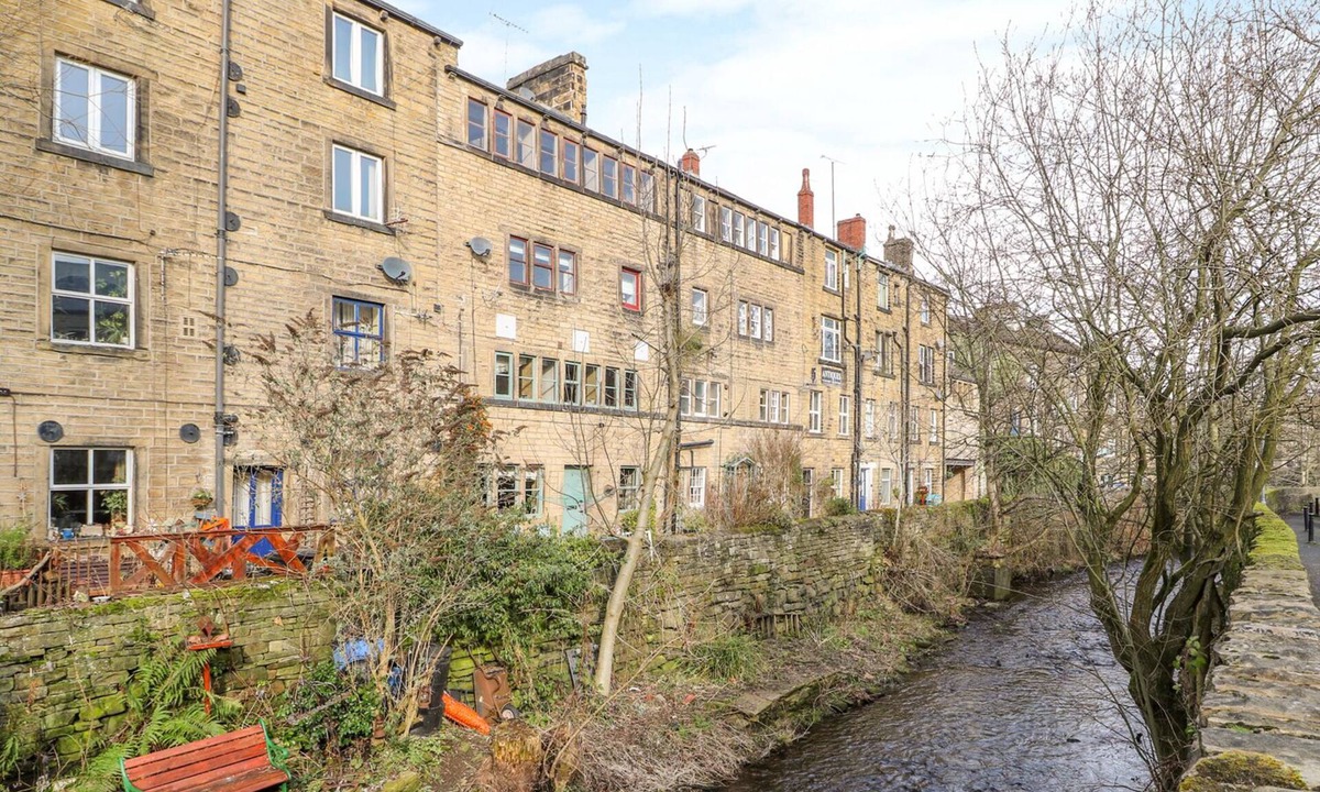 Hepworth House | Over-under Cottage