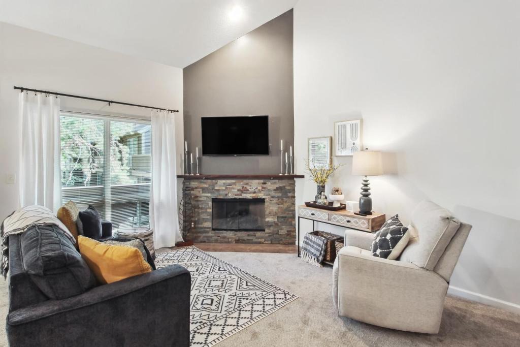 Overland Park House | Overland Park Condo, Close to Lakes & Parks!