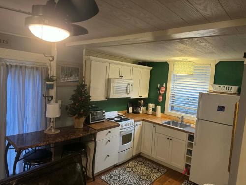 Slaty Fork House | Overlook Condo 21-C Studio Off Mountain Lodging