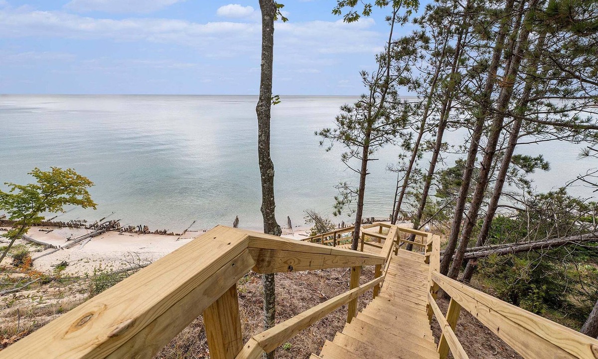 Arcadia House | Overlooking Shoreline 2BDR Chalet 18396