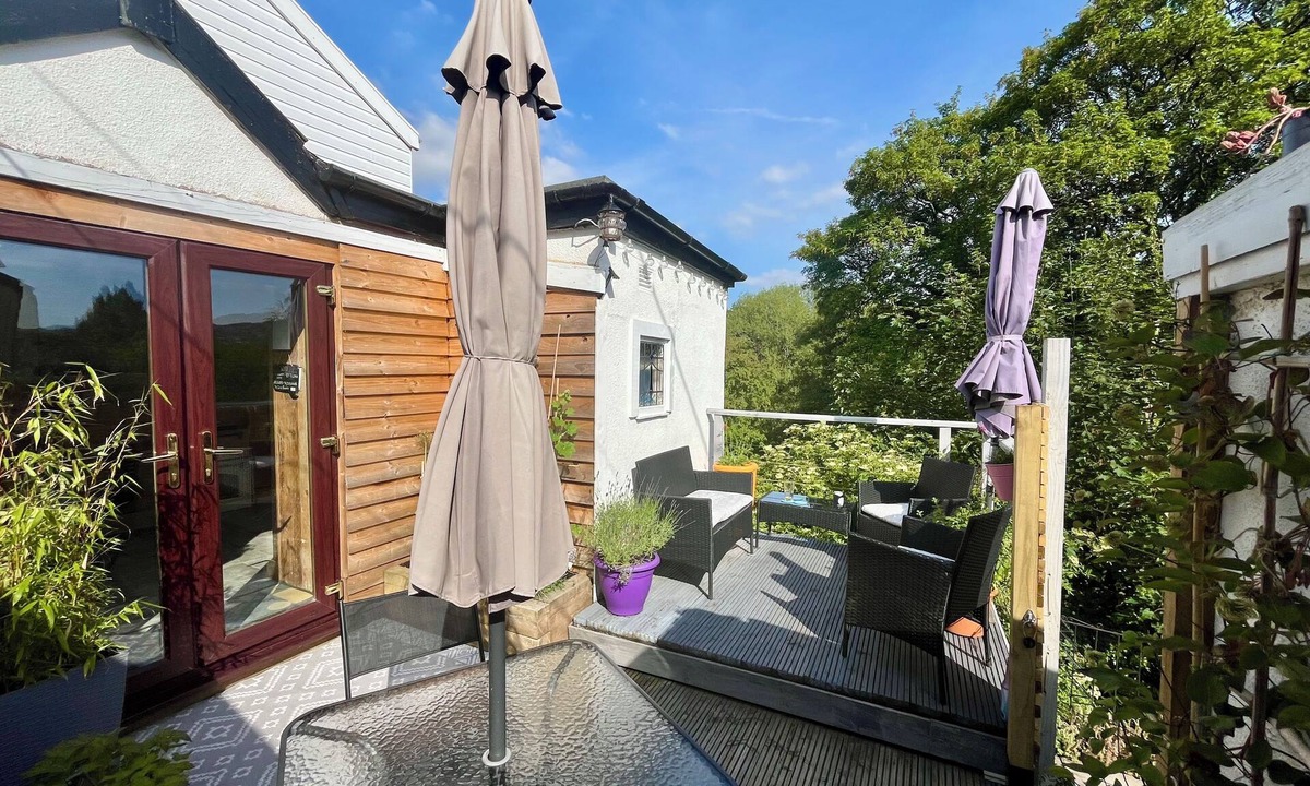 Newtown Cottage | Overlooking the River Severn its path/cycle route with outside seating & dining.