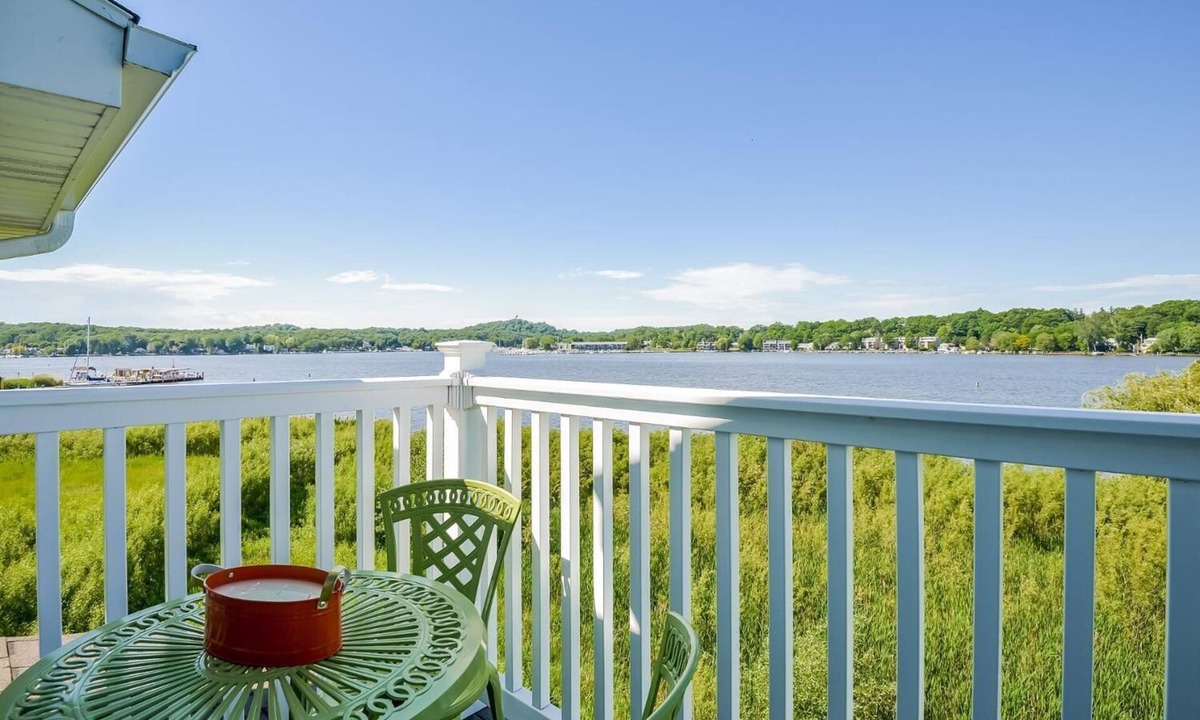 Douglas Villa | Overlooks Kalamazoo Lake and Saug walk to Douglas!