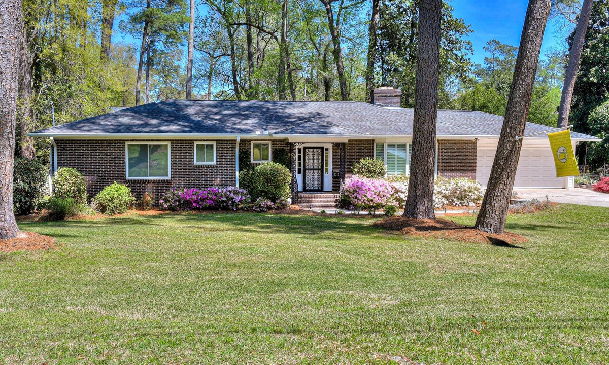 Summerville House | Overton Orchard - Sleeps 6 - Incredible Deck - 2mi from Masters Gates!