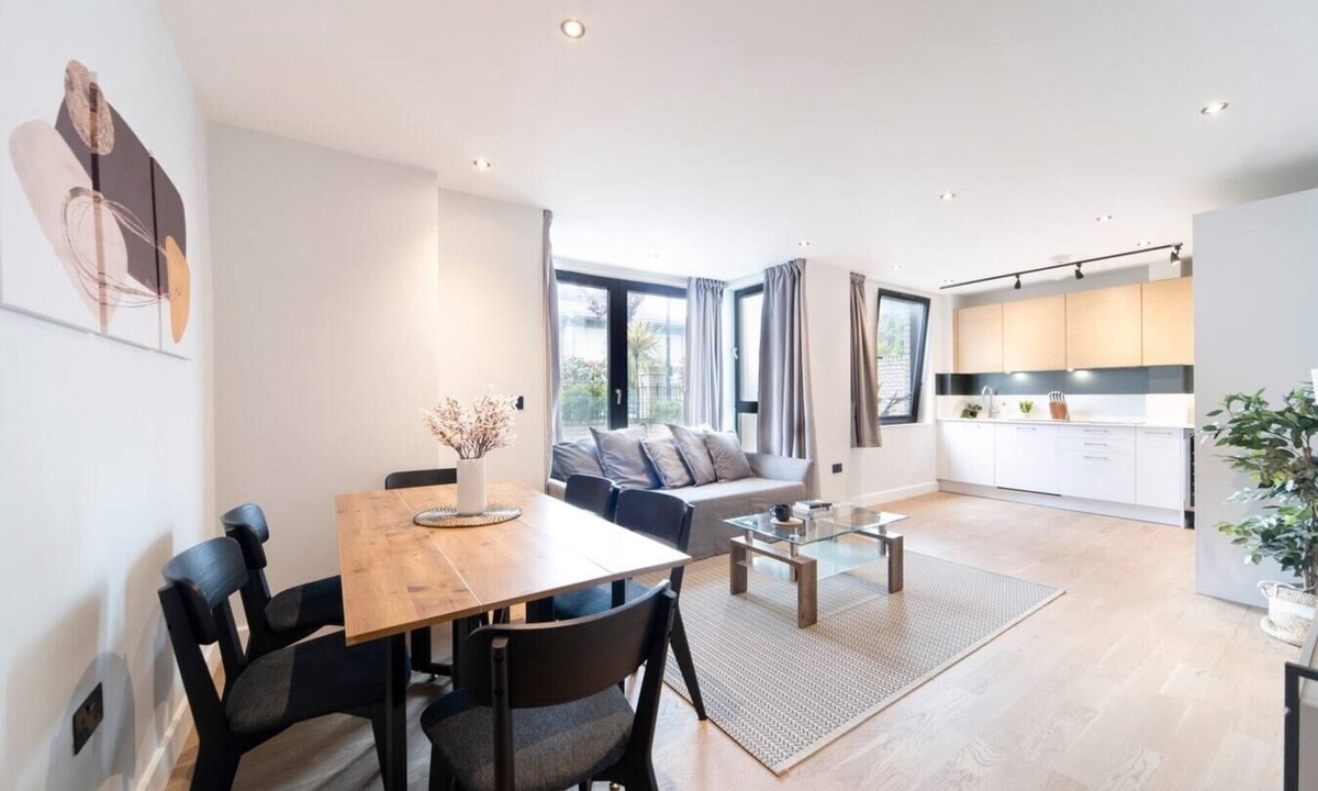 Kentish Town Apartment | Ovitzia - Spacious Flat + 2Baths - Quiet and Central