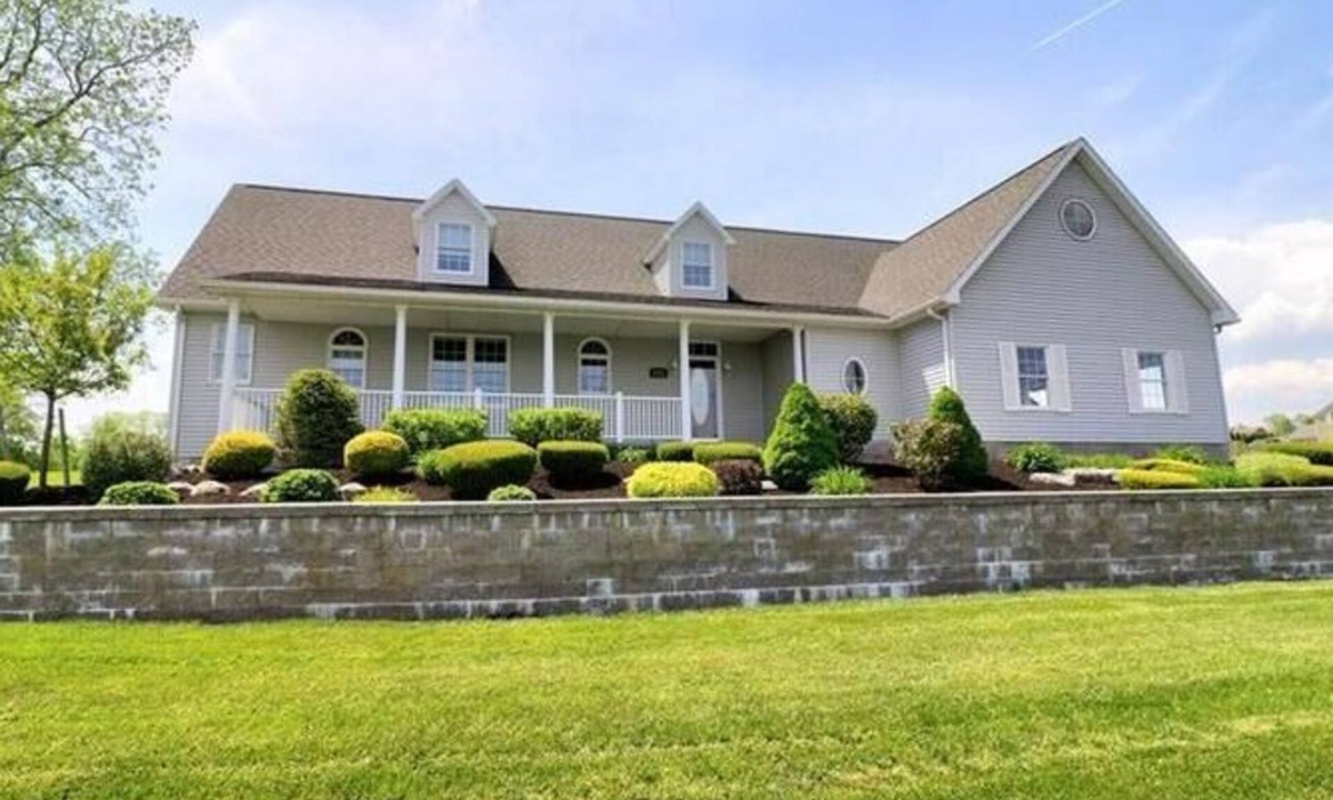 Auburn House | Owasco Lake House w/120ft private water front!