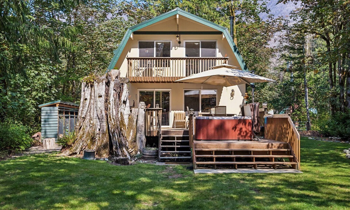 Baring House | Owl Be Back 2.0 private riverfront getaway