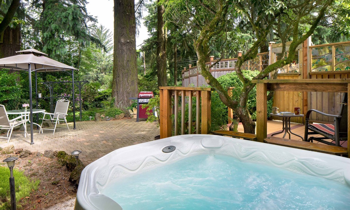 Far Southwest Apartment | Owl Forest Studio, Romantic & Private with Hot Tub