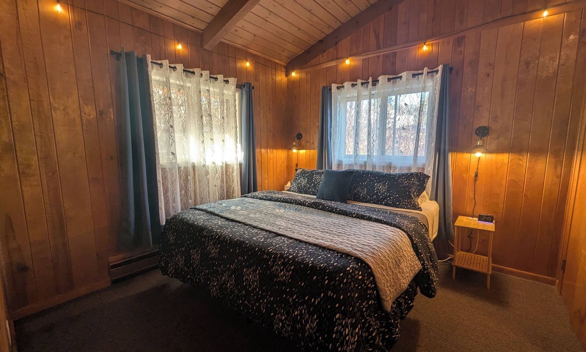 Grand Marais Hotel | Owl's Nest at Feather Nest Inn