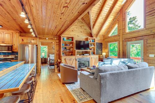 Ranger House | 'Owl's Nest' Pet-Friendly Cabin w/Private Hot Tub
