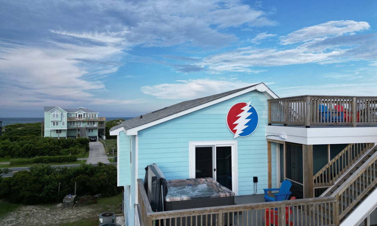 South Nags Head House | Owner Managed, Pool, Hot Tub, EV Charger, Putt Putt, Corn Hole, Linens Included…