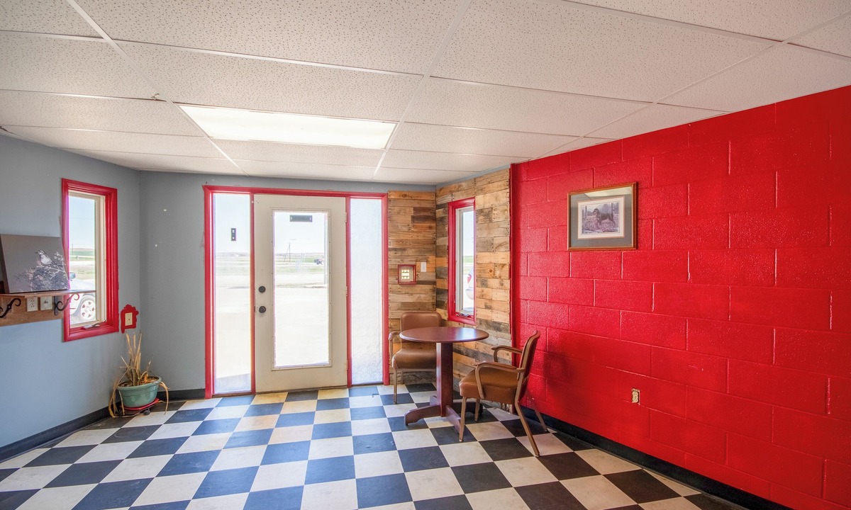 Osborne Hotel | OYO Crossroads Inn