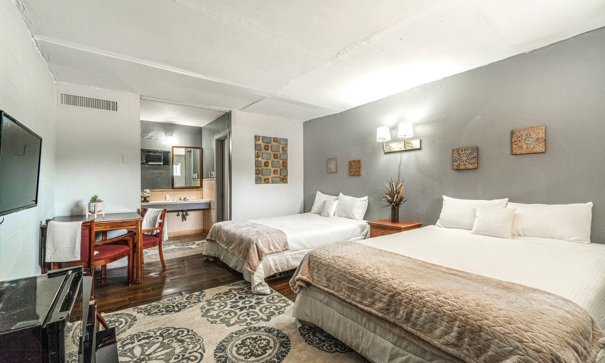 Booneville Hotel | OYO Holiday Capri Motel & Rv Park