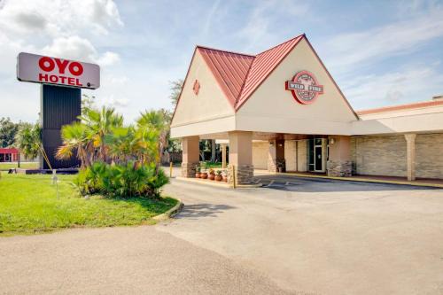Haines City Hotel | OYO Hotel Dundee By Crystal Lake