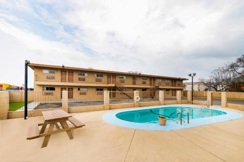 West San Antonio Hotel | Oyo Hotel San Antonio Lackland AFB Seaworld Hwy 90 W