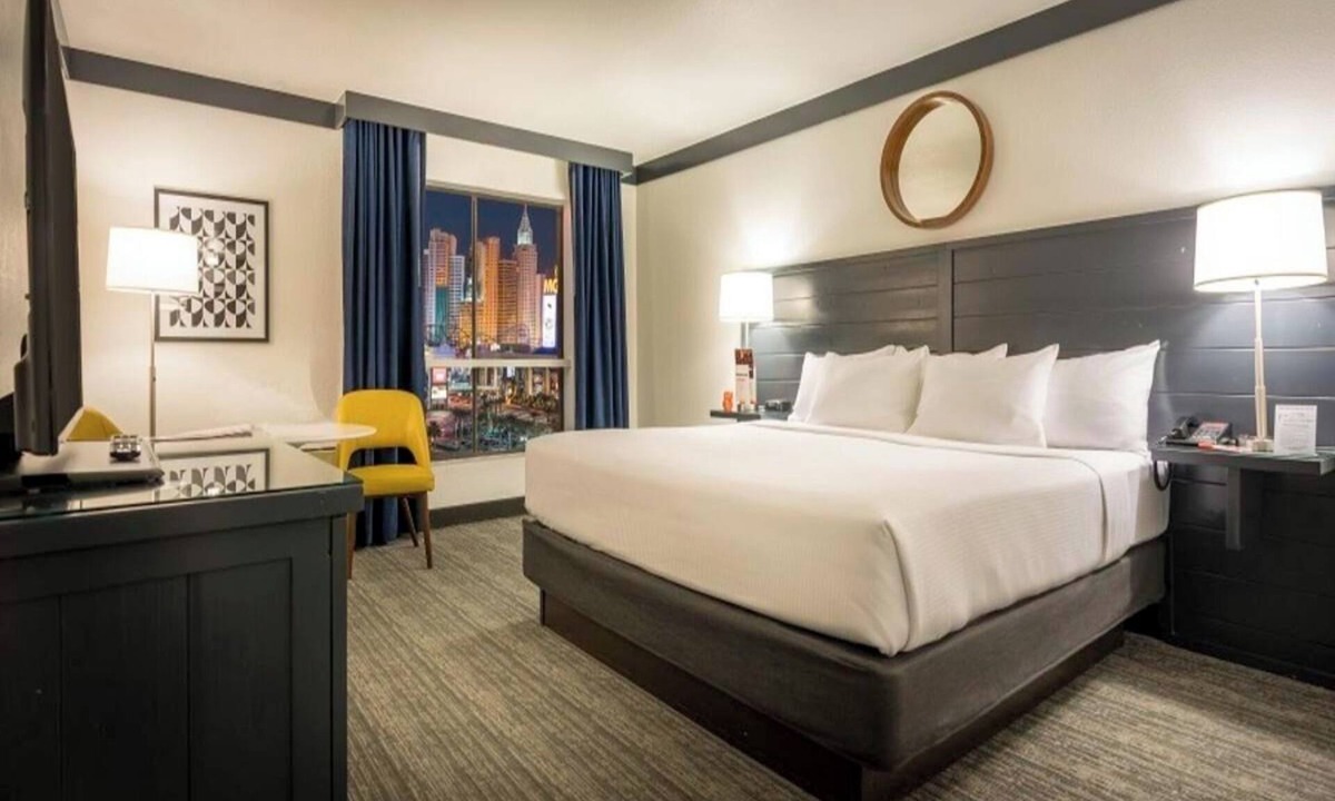 Las Vegas Hotel | OYO Las Vegas Hotel | Strip View King Unit | Easy Access to Attractions