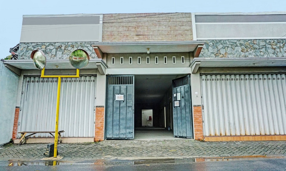 Kediri Hotel | OYO Life 92393 Namimart Syariah 1