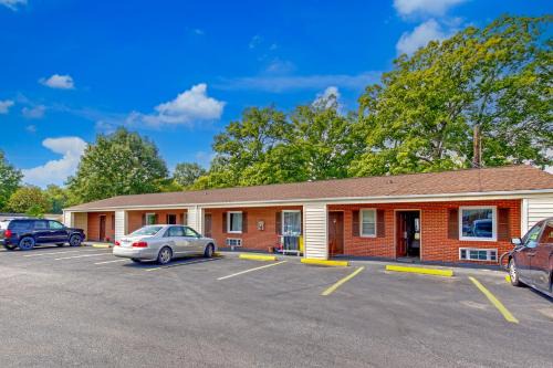 Ashland Hotel | OYO Palm Leaf Motel