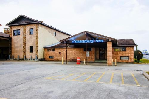 Silsbee Hotel | OYO Pinewood Inn & Suites Silsbee