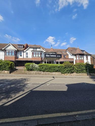 Luton Hotel | OYO The Luton Hotel