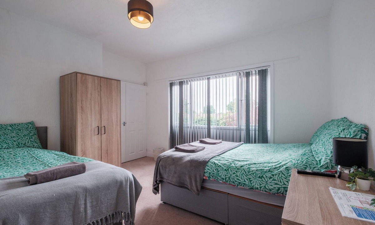 Hull Bed & Breakfast | OYO The Pickering Park