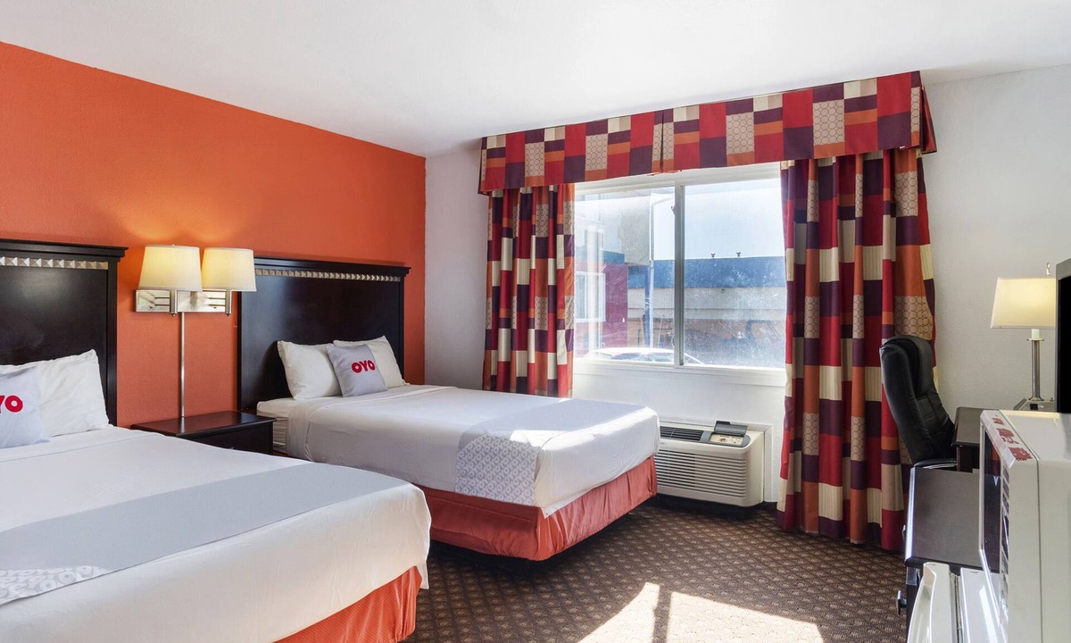 Dodge City Hotel | OYO Townhouse Dodge City KS