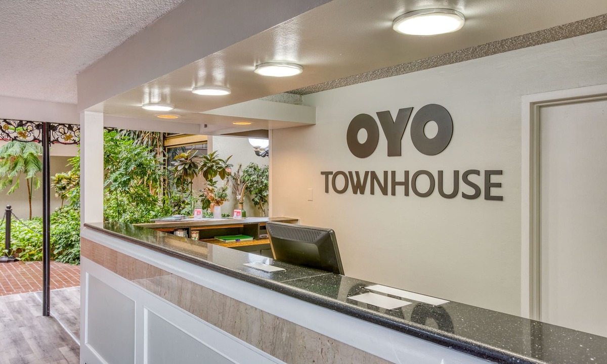 South Tulsa Hotel | OYO Townhouse Tulsa Woodland Hills