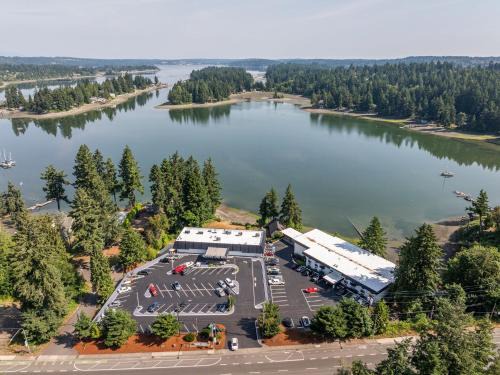 West Hills Hotel | Oyster Bay Inn & Suites