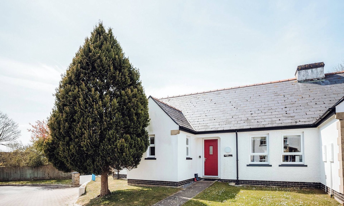 Lydstep Cottage | Oyster Catchers - UK6730