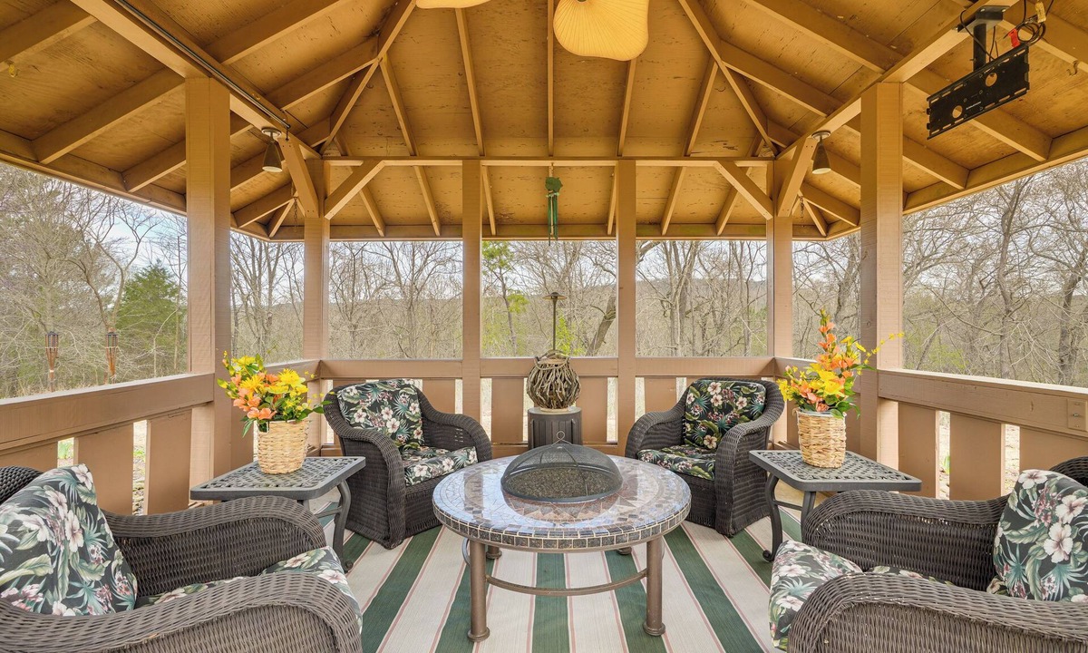 Dover House | Ozark Getaway w/Pond, Fire Pit & Patio