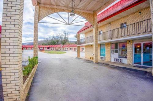 Mountain View Hotel | Ozark Junction Inn