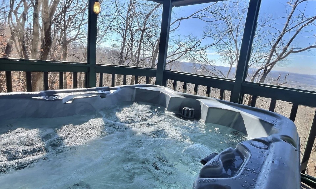 Holiday Island House | Ozark Mountain House: Hot Tub & Views!