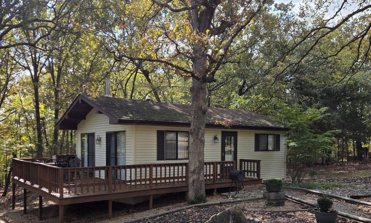 Mountain Home Cottage | Ozark Mountain Woodland Lake Deluxe Cottage