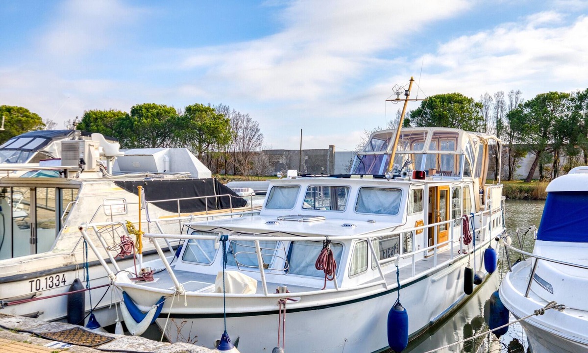 Saint-Gilles Boat Rental | Péniche 'Bateau Gré' with Private Terrace
