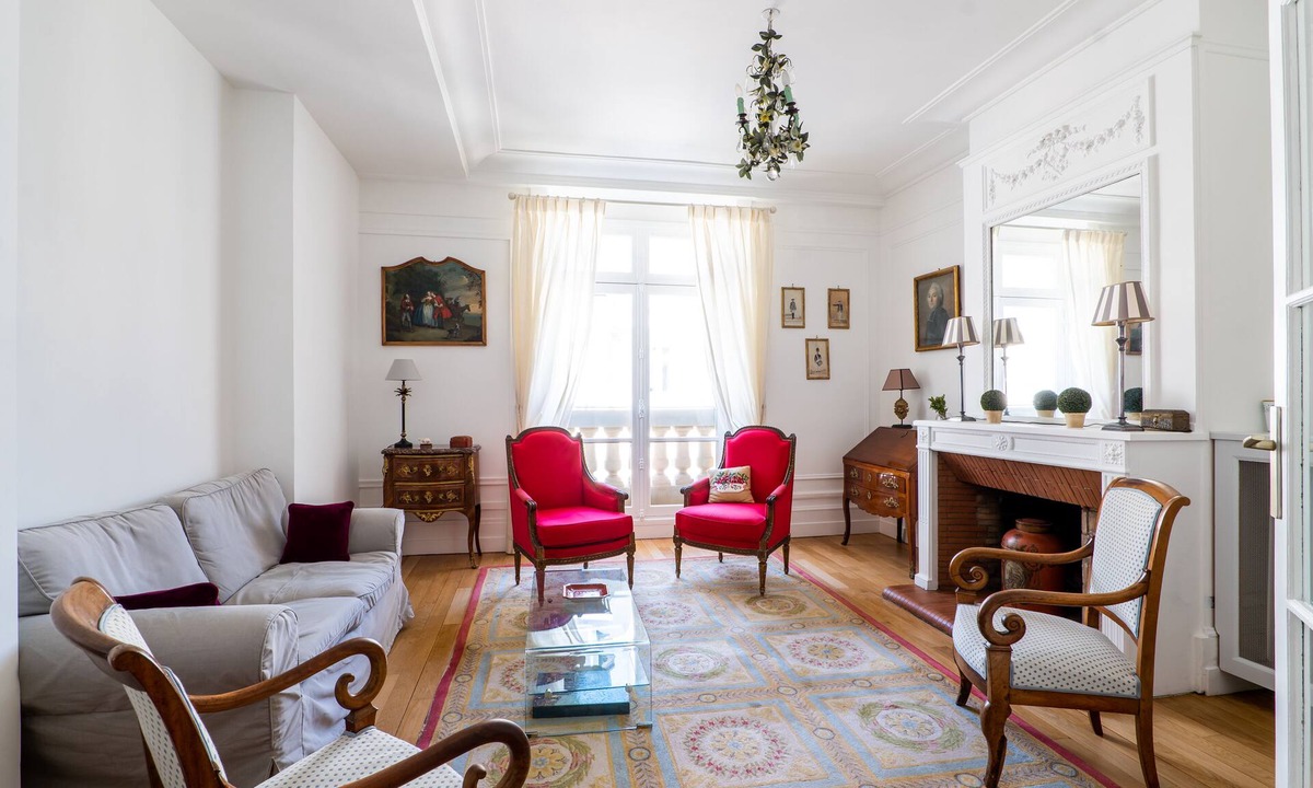 Quartier de l'Ecole-Militaire Apartment | Pérignon's Palazzo, by Veeve