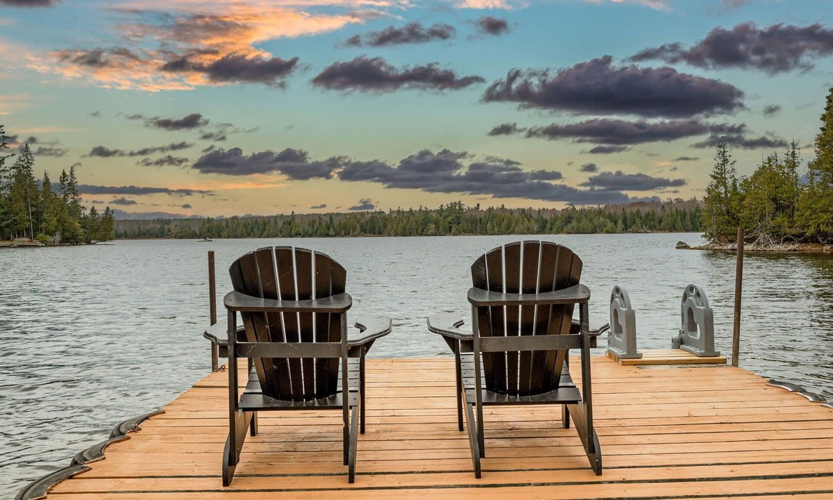 Lanark Highlands Ski Chalet | Pôr do Sol Lake House Modern Waterfront Cottage Hot Tub Pet friendly