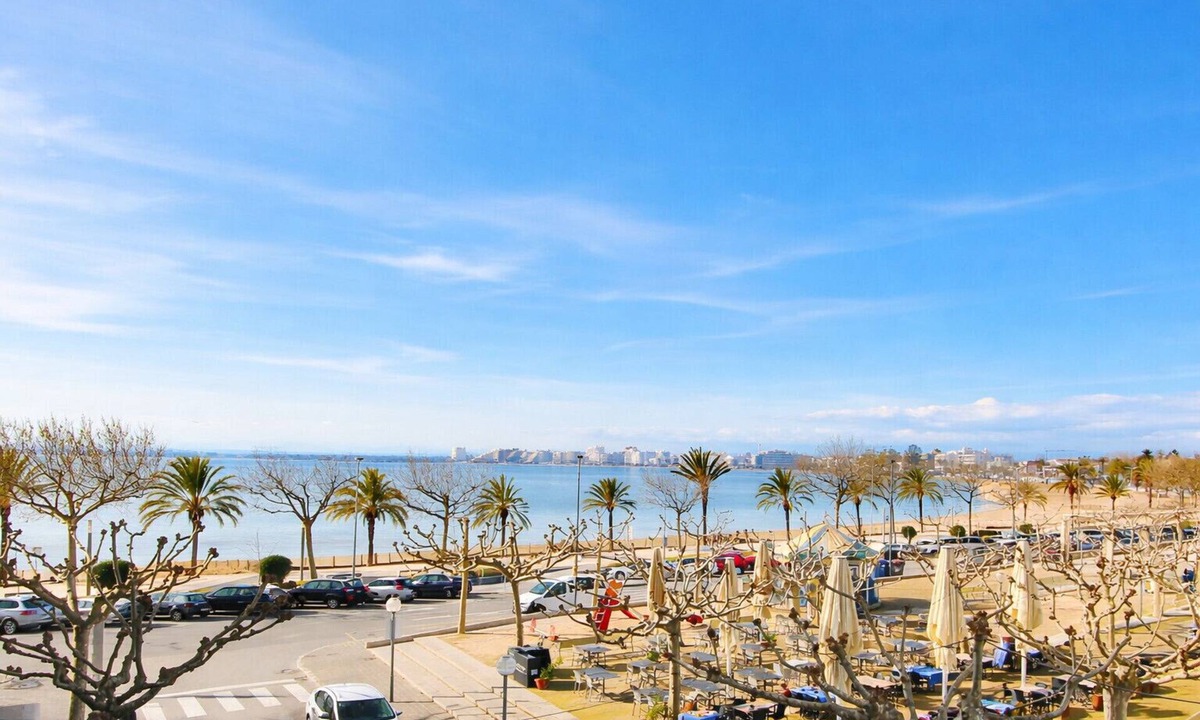 Roses Town Center Apartment | P.C. LLEVANT 3 1 Roses