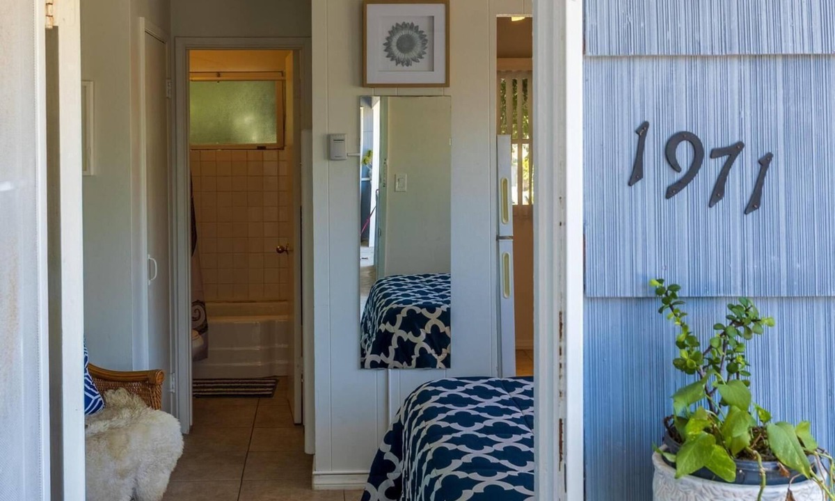 Pacific Beach Apartment | Pacific Beach #1971 Studio, Cozy & Hip 3 Blocks to bay, 1 mile to Beach 🏖