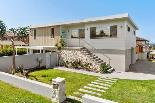 Caves Beach House | Pacific Breeze