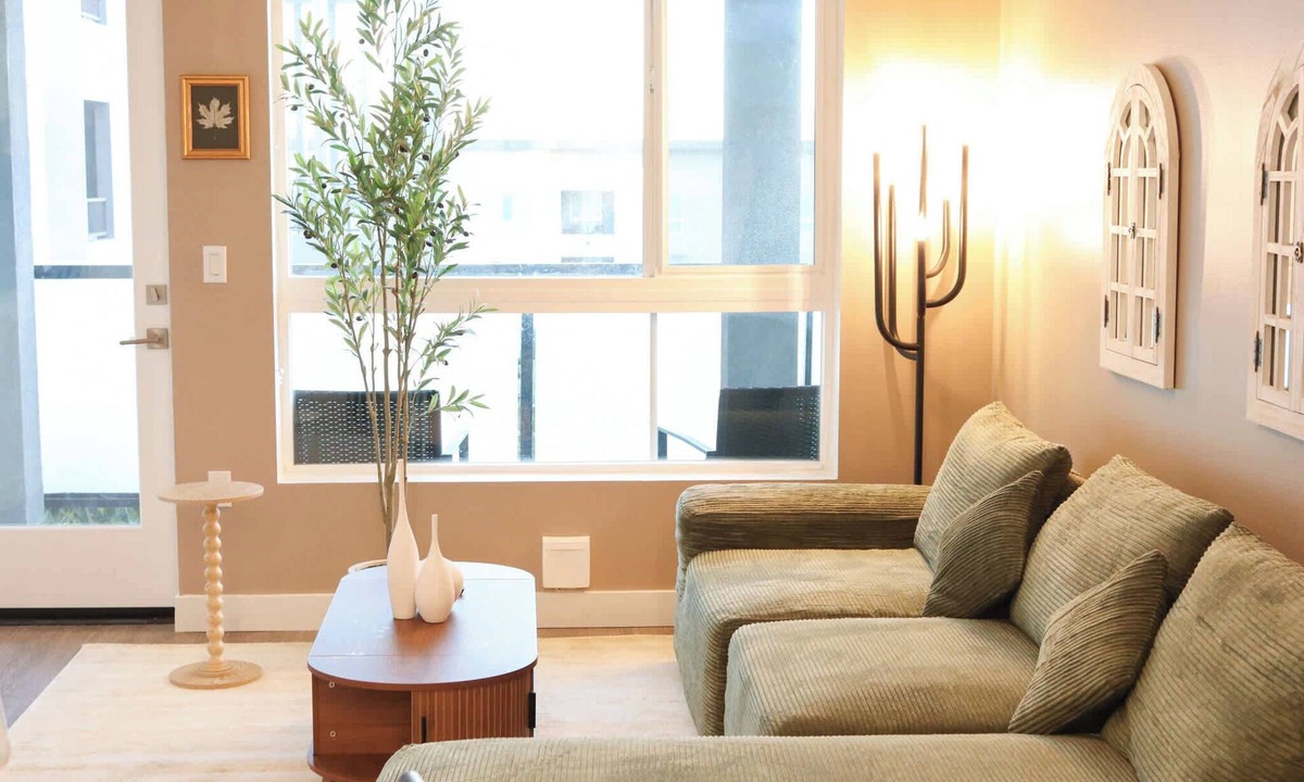 Lyon Street Apartment | Pacific Paradise 10 Min from Disneyland W/Pool&GYM