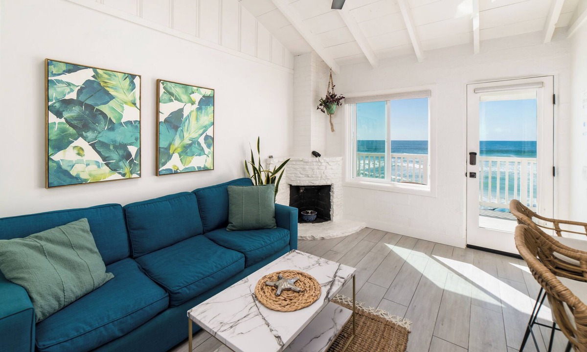 Townsite Condo | Pacific Villa #1 | Relaxing Oceanfront Patio Views