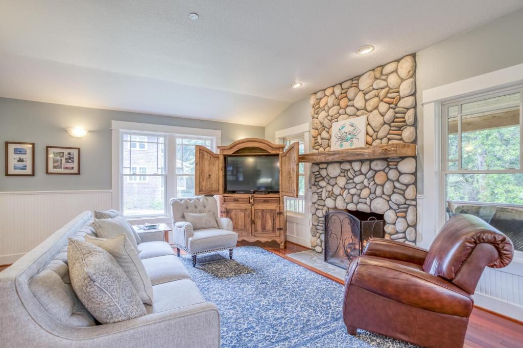 Gearhart House | Pacific Way Cottage - Meredith Lodging