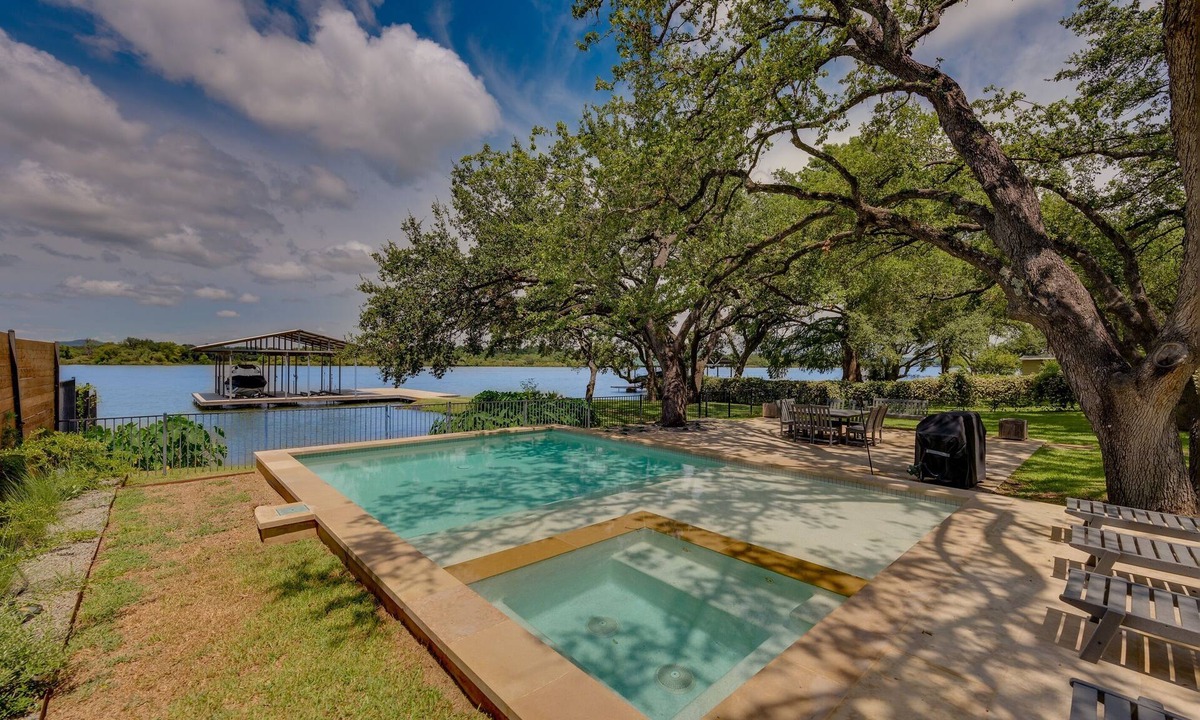Kingsland House | Packsaddle Point! Luxury Lakefront w/Pool+Guest House