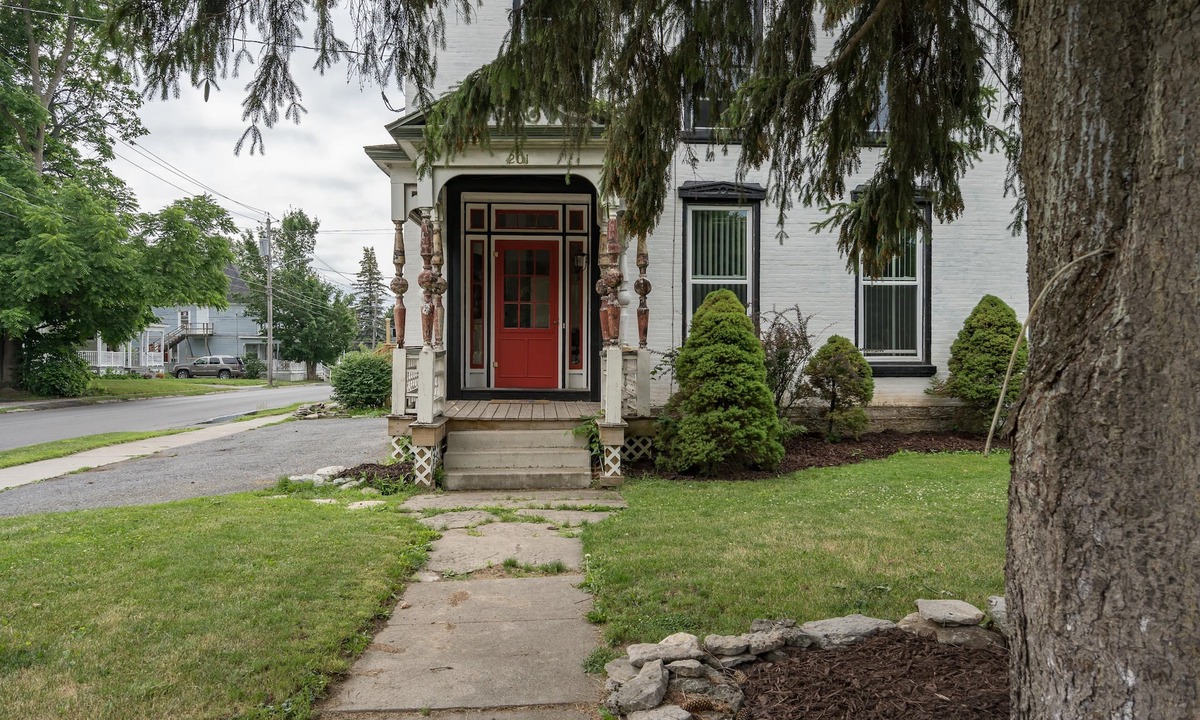 Watertown House | Paddock Street Executive home
